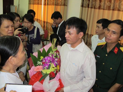 Bộ trưởng Đinh La Thăng tặng tài xế taxi giúp phá án 5 triệu ảnh 1